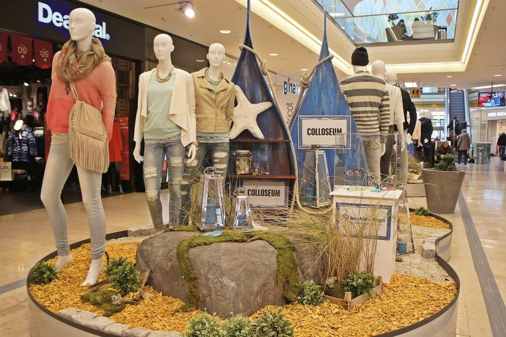 Elegante window mannequins in moderne poses, perfect voor aantrekkelijke winkeluitstalling en visuele merchandising